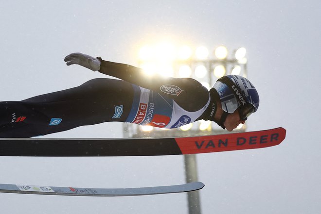 Nemec Andreas Wellinger je včeraj ob pravem trenutku prikazal pravi skok. FOTO: Kai Pfaffenbach/Reuters