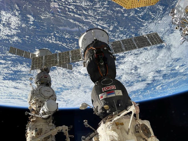 Vesoljske obleke astronavte ščitijo tudi pred delci vesoljskih smeti, ki letijo iz vseh smeri. FOTO: Roscosmos Via Reuters