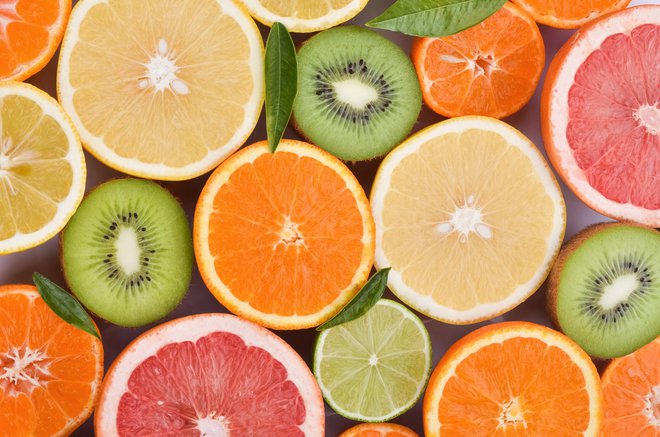 Vitamin C najpogosteje najdemo v sadju, kot so pomaranče, grenivke, limone in kivi. FOTO: Darios447/Getty Images