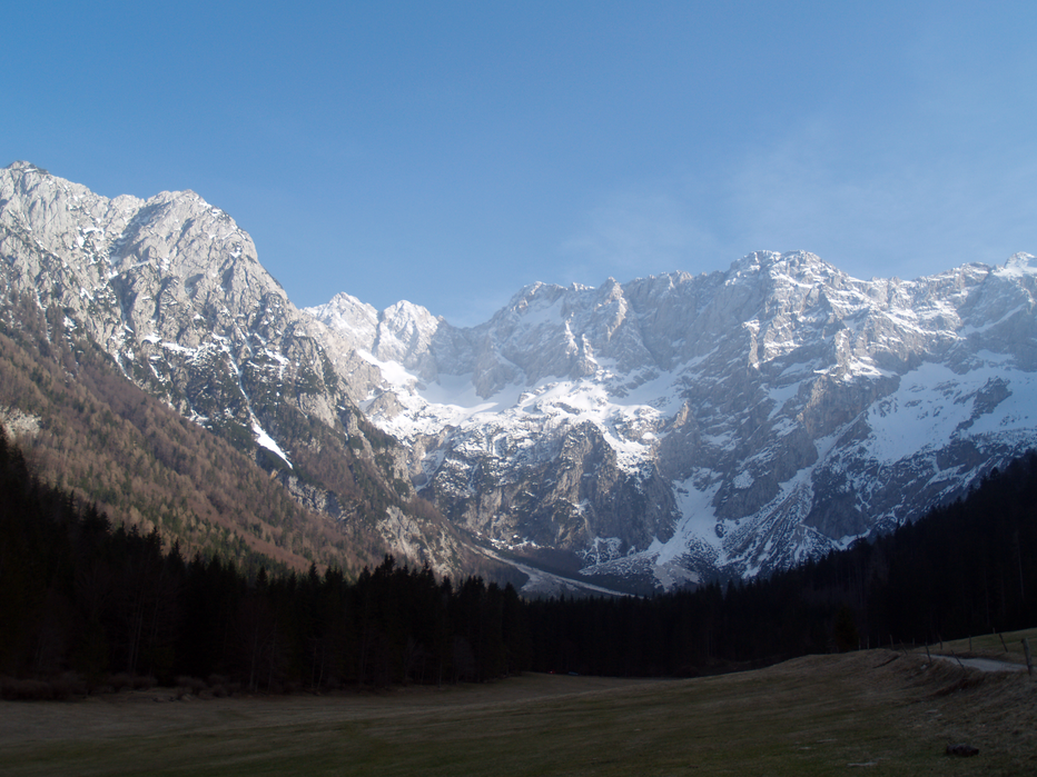 Fotografija: V dolini je že pomlad, v gorah še prava zima. FOTO: Janez Mihovec