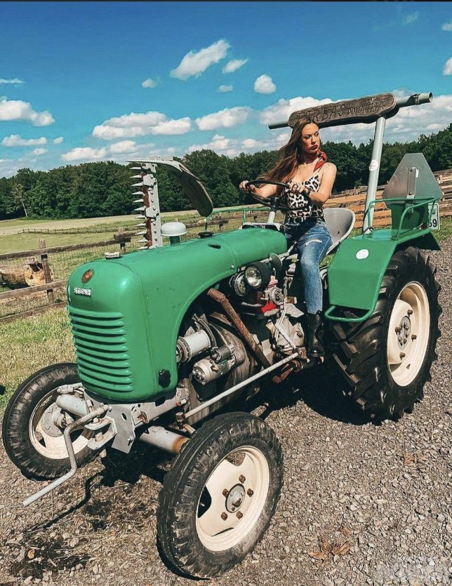 Tari Zupančič vožnja s traktorjem ne povzroča prav nobenih težav. FOTO: Instagram