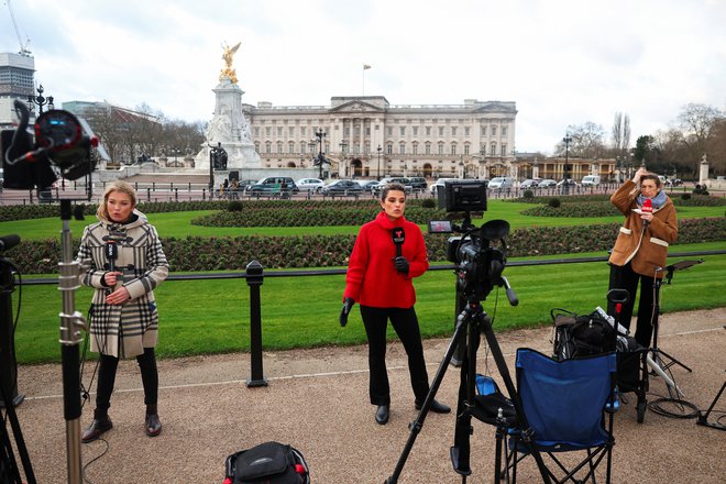 London so včeraj preplavili novinarji z vsega sveta. FOTO: Toby Melville/Reuters