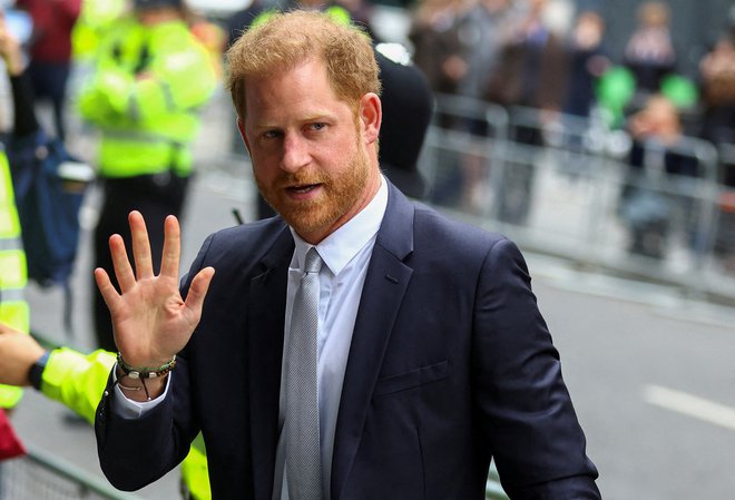 Princ Harry bo v London prišel brez žene in otrok. FOTO: Hannah Mckay/Reuters