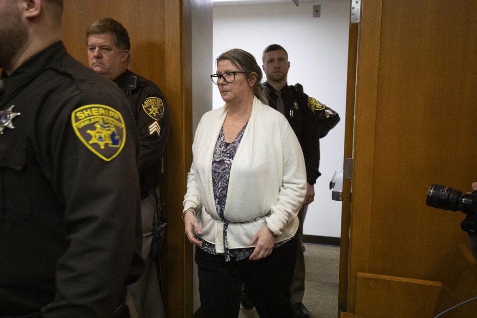 Fotografija: PONTIAC, MICHIGAN - FEBRUARY 6: Jennifer Crumbley, the mother of Oxford, Michigan high school shooter Ethan Crumbley, enters the court to hear the verdict just before the jury found her guilty on four counts of involuntary manslaughter on February 6, 2024 at Oakland County Circuit Court in Pontiac, Michigan. This is the first time in U.S. history that a parent has been convicted of involuntary manslaughter for a mass school shooting committed by their child. Her husband, James Crumbley, goes on trial in March for the same charges. Bill Pugliano/Getty Images/AFP (Photo by BILL PUGLIANO/GETTY IMAGES NORTH AMERICA/Getty Images via AFP) FOTO: Bill Pugliano Getty Images Via Afp