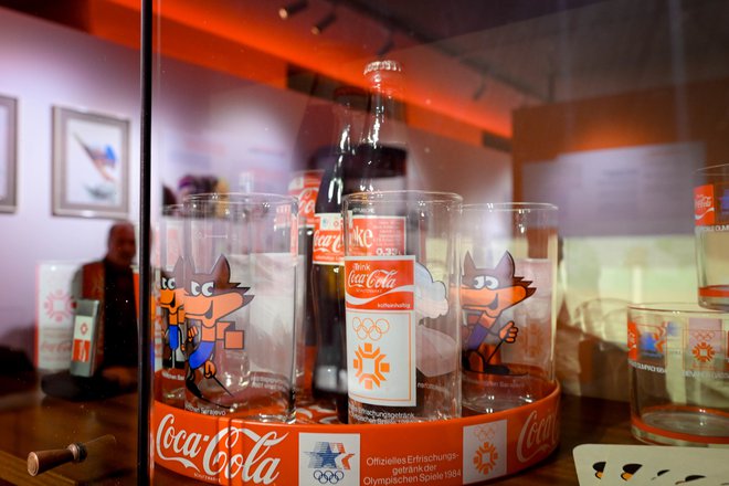 Zaprte pločevinke Coca-Cole iz leta 1984 so na razstavo prispele tik pred otvoritvijo. FOTO: Marko Pigac/mp Produkcija/pigac.