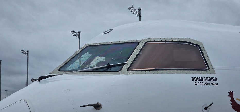 Fotografija: Letalo, ki je na poti iz Ljubljane v Luxembourg zaradi počenega stekla zasilno pristalo v Münchnu. FOTO: Bralec Matej