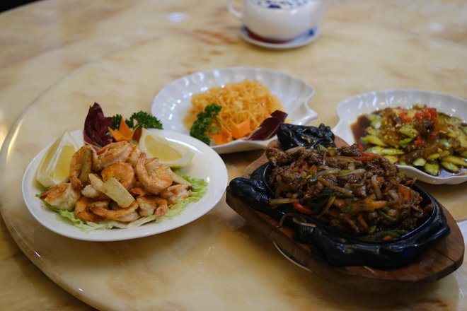 Na novoletni kitajski mizi ne smejo manjkati ribe in morski sadeži. FOTO: Špela Ankele