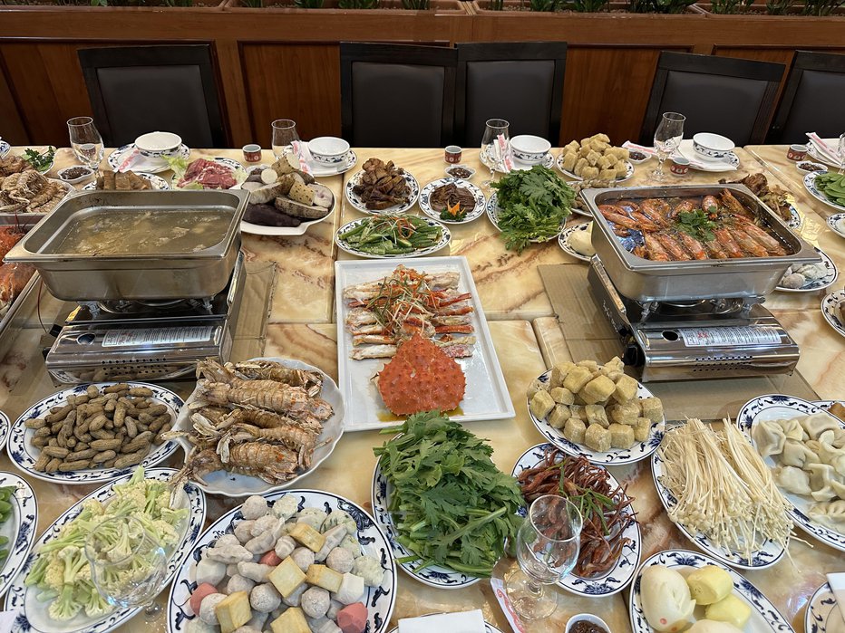 Fotografija: Na Kitajskem je navada, da se za novo leto za bogato obloženo mizo zbere širša družina. FOTO: arhiv restavracije Hong Kong 2