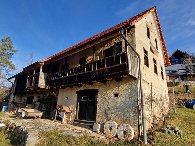 Hiša, v kateri je etnološka zbirka družine Šribar.