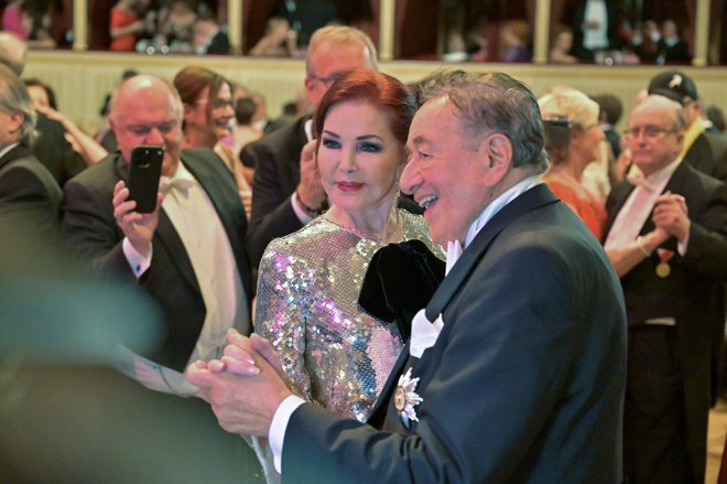 Priscilla Presley s poslovnežem Richardom Lugnerjem. FOTO: Elisabeth Mandl Reuters
