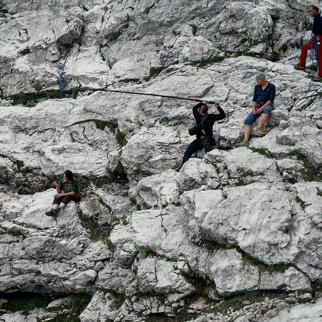 Plezalne sekvence so bile posnete z avtentično plezalno opremo in plezalno tehniko iz začetkov alpinizma. FOTO: Horizont Film