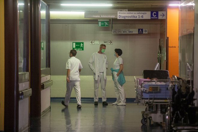 85 odstotkov slovenskih zdravnikov skrbi preobremenjenost z delom. FOTO: Voranc Vogel