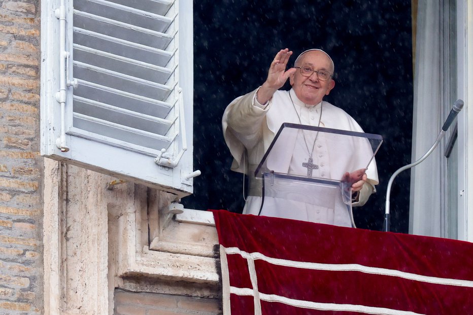 Fotografija: Papež Frančišek je ob svetovnem dnevu bolnikov napisal poslanico z naslovom Ni dobro za človeka, da je sam. FOTO: Remo Casilli/Reuters