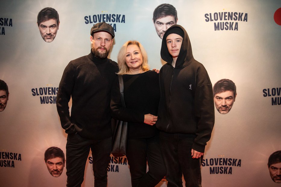 Fotografija: Igralka je najbolj srečna v družbi svojih fantov: partnerja Jerneja in sina Svita. FOTO: Mediaspeed