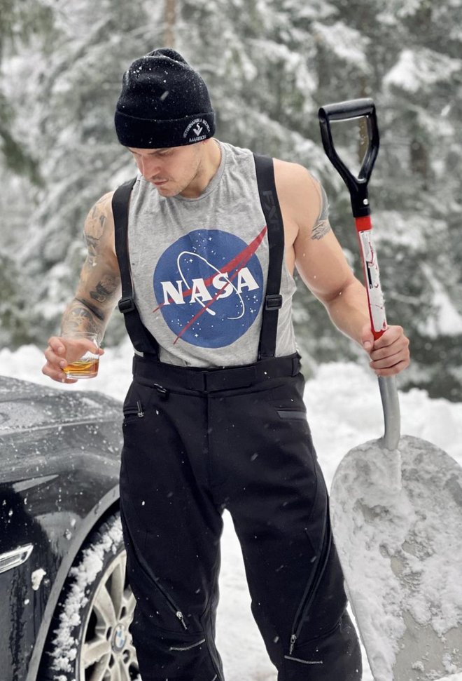Svojo definicijo pravega rokerja je zapisal pod prvo fotografijo na instagramu. Pravi, da mora najprej štiri ure kidati sneg, potem pa 'rukniti enega'. FOTO: osebni arhiv/instagram