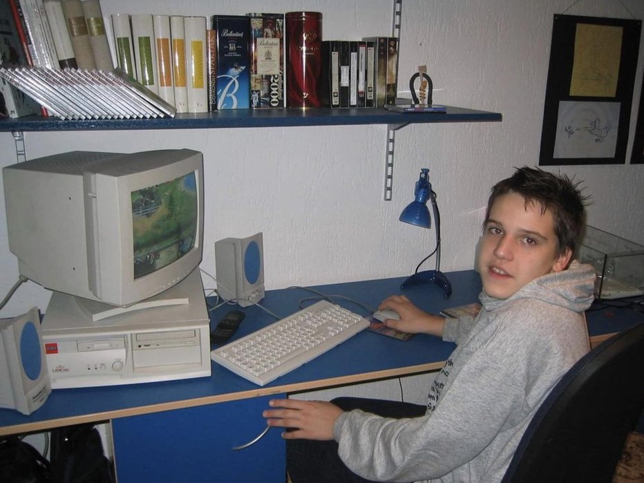 Fotografija: Šolar in njegov prvi računalnik Windows 98. FOTO: osebni arhiv/instagram