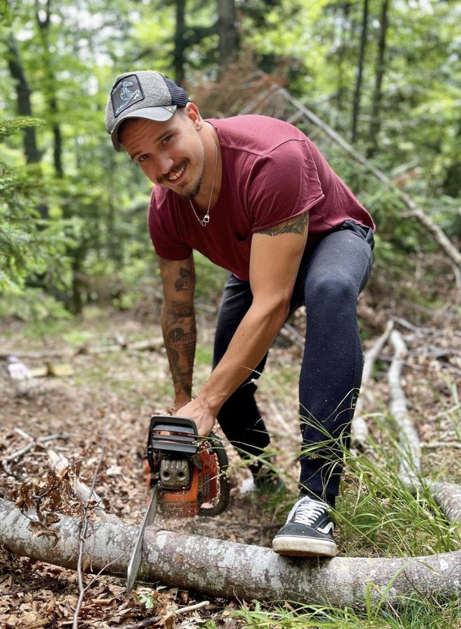 Ker je obkrožen z gozdom, se je naučil tako skrbeti zanj kot delati v njem. FOTO: osebni arhiv/instagram
