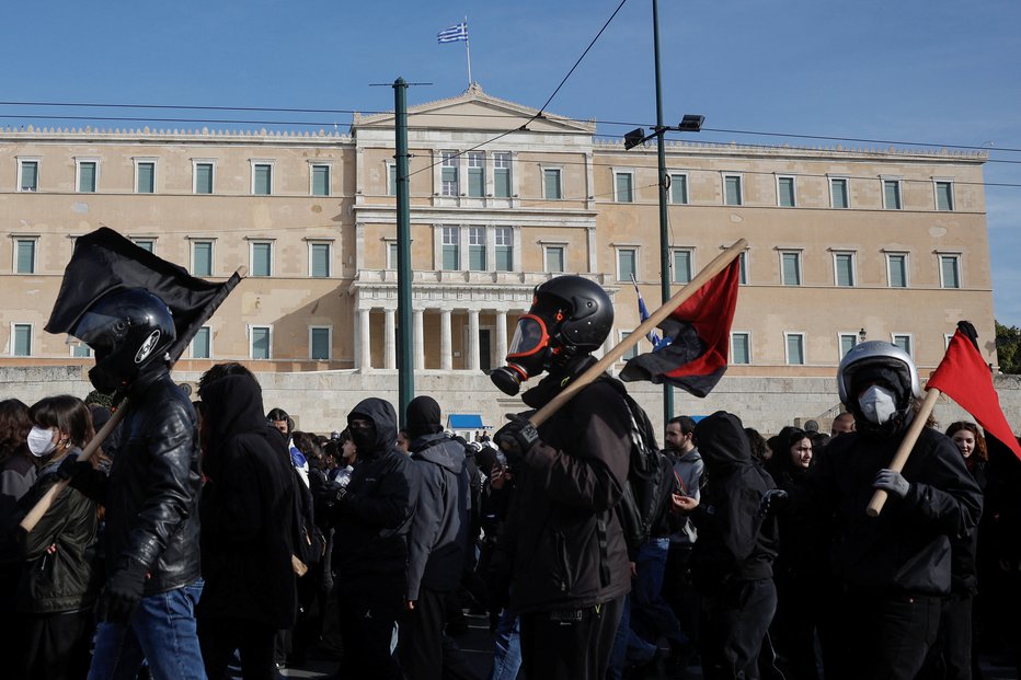 Fotografija: Grški parlament bo o reformi razpravljal prihodnji teden. FOTO: Louisa Gouliamaki, Reuters