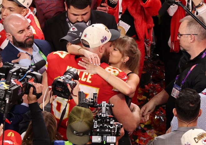 Strasten poljub Taylor in Travisa, ki je zasenčil vse drugo. FOTO: Mike Blake/Reuters