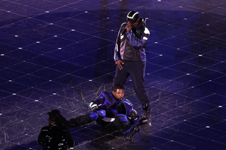 Fotografija: Usherja med duetom z will.i.am-om ni ustavil niti padec na kotalkah. FOTO: Mike Blake/Reuters