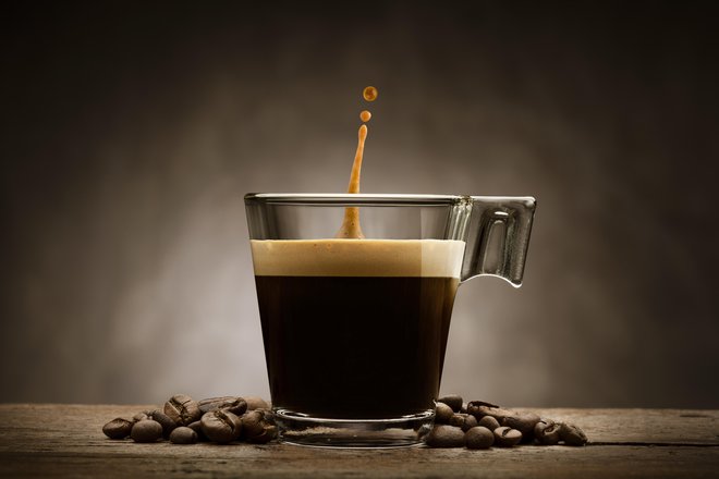 Včasih je boljša izbira črna kava. FOTO: Limpido/Gettyimages