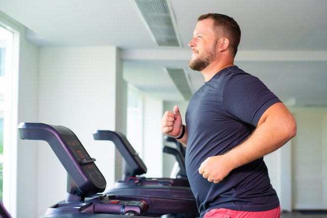 Nekateri bolniki s čezmerno telesno težo lahko smrčanje povsem odpravijo zgolj z izgubo teže. FOTO: Evgeniia Medvedeva/Getty Images