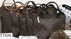 Fotografija: Zaplenjeni ponaredki torbic znamke Louis Vuitton FOTO: Ann News 