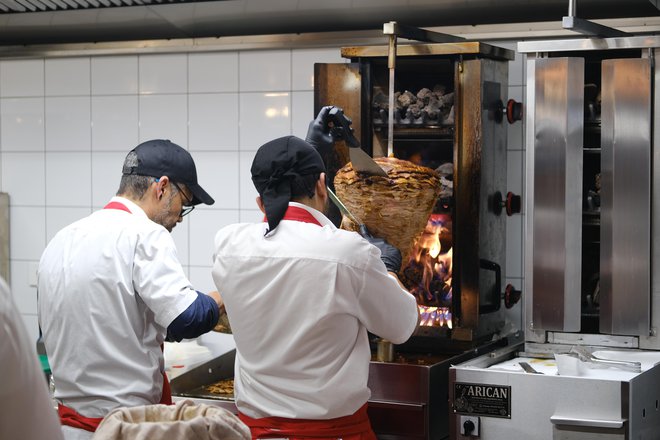 Z vrtljivega žara, podobnega tistemu za kebab, režejo meso za el pastor. FOTO: Špela Ankele