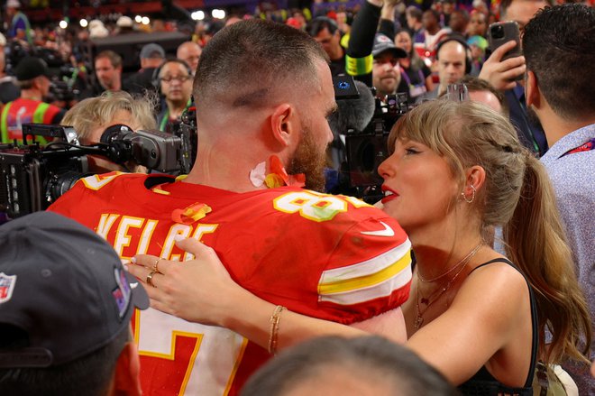 Taylor Swift praznuje zmago ekipe svojega partnerja, Travisa Kelcea. FOTO: Brian Snyder Reuters