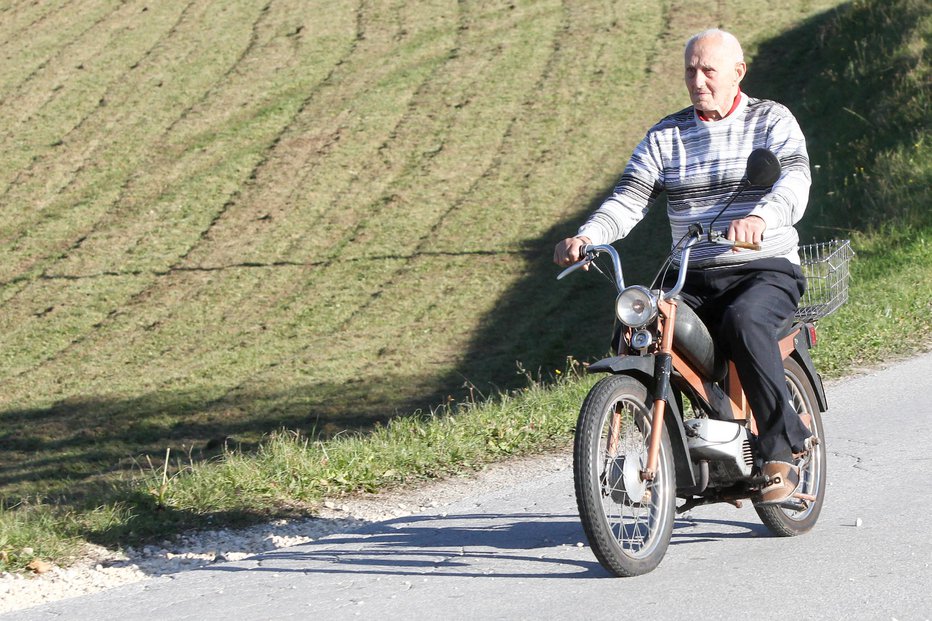 Fotografija: Franc Sigmund se je pri stotih letih še vedno rad vozil s svojim mopedom. FOTO: Marko Feist 