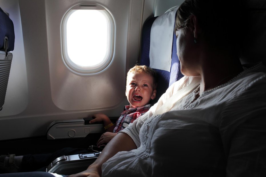 Fotografija: Mnogi se zavzemajo, da bi na letalih razmejili dele, namenjene otrokom, in dele, kjer bi lahko sedeli le odrastli. FOTO: Radist/getty Images Getty Images/istockphoto