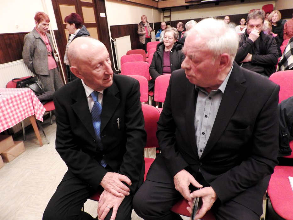 Fotografija: Ivan Sivec in župan Franc Čebulj v sproščenem pogovoru pred začetkom predstavitve knjige FOTOGRAFIJE: Janez Kuhar