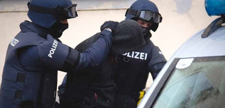 Fotografija: Avstrijski policisti so pri preprodaji drog prijeli 24-letnega Trboveljčana ter ga priprli. Fotografija je simbolična. FOTO: Policija Spodnje Avstrije