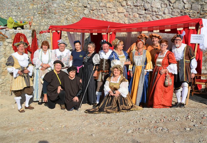 Del delegacije Ojstriške gospode na gostovanju v Hlebinjah na Hrvaškem, kjer so jih povabili na festival ocvirkov in žganja.