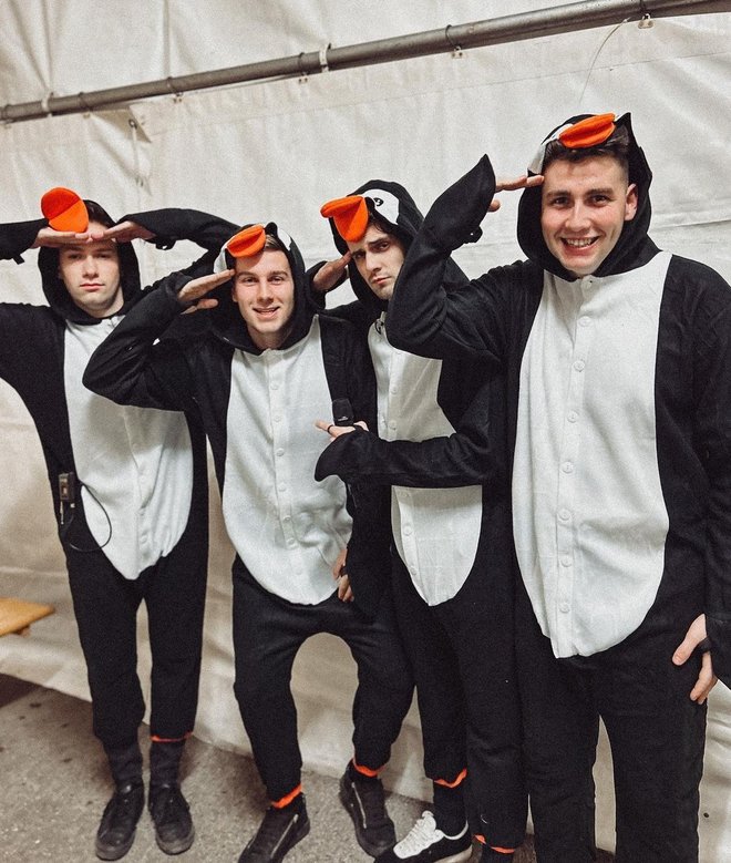 »Pozdrav z Madagaskarja!« so iz zaodrja v Lancovi vasi vpili Polkaholiki, ki so na pustno soboto na odru rajali kot pingvini.