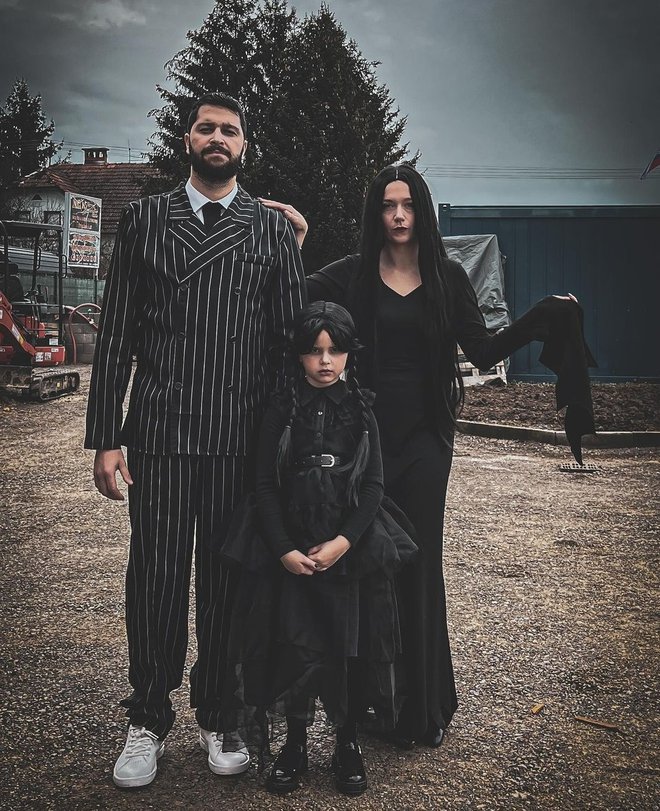 Radijec Uroš Bitenc in njegovi dami, žena Antea in hčerka Ula Sijaj, so osupnili kot Gomez, Morticia in Wednesday Addams.