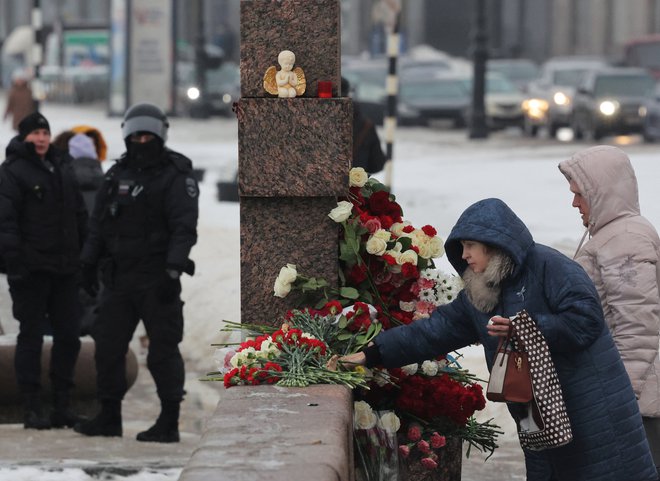 Polaganje cvetja pred spomenik žrtvam političnih represij. FOTO: Stringer Reuters