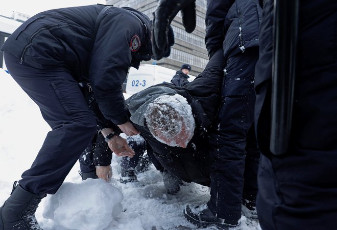 Številne so med polaganjem cvetja ob smrti Navalnega aretirali. FOTO: Stringer Reuters