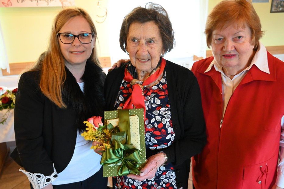 Fotografija: Fotografirala se je tudi z direktorico doma starejših, dr. Suzano Bračič Arcet, levo, in predsednico DU Inge Ivanek.