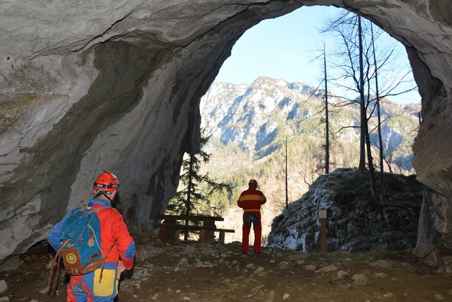 Impozanten vhod in izhod v Erjavčevo jamo, skozi katerega se gre naprej po poti proti Lučam ali skozi del jame proti Solčavi. Foto: Darko Naraglav