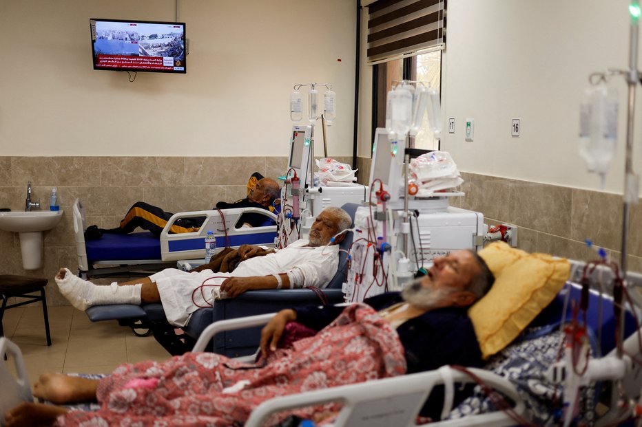 Fotografija: Fotografija iz bolnišnice Naser, posneta 15. oktobra. FOTO: Mohammed Salem, Reuters