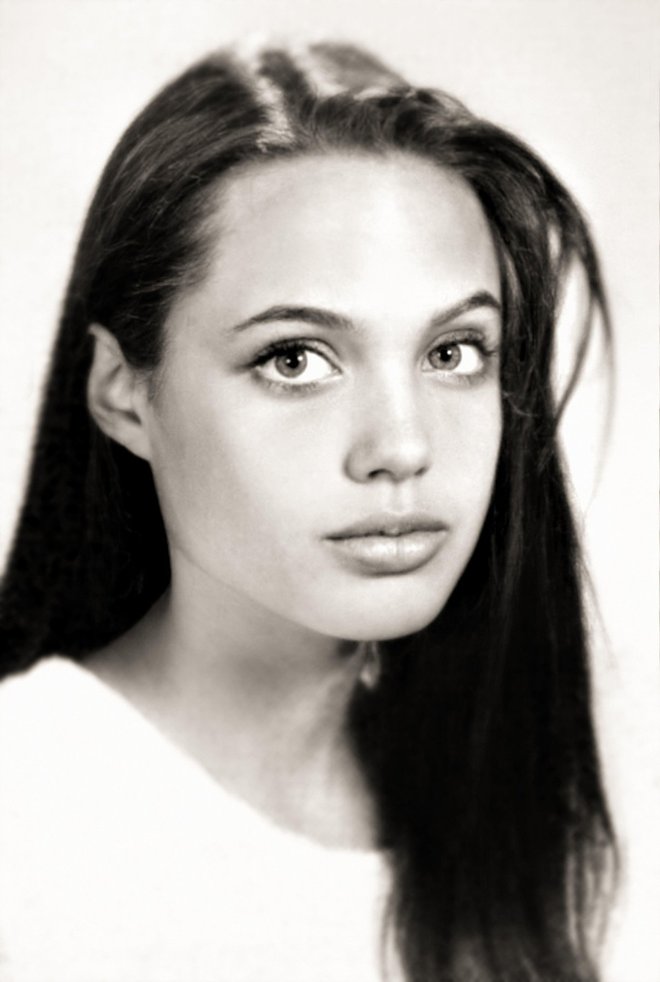 Mlada lepotica

Njene velike oči in polne ustnice so že takrat izdajale, da bo Angelina Jolie Voight velika zvezda.
