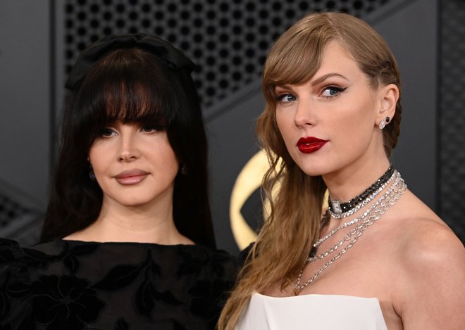 Rdeča šminka, kot jo nosi Taylor Swift, je trend leta 2024, z Lano Del Rey sta obe izbrali mačje oči.