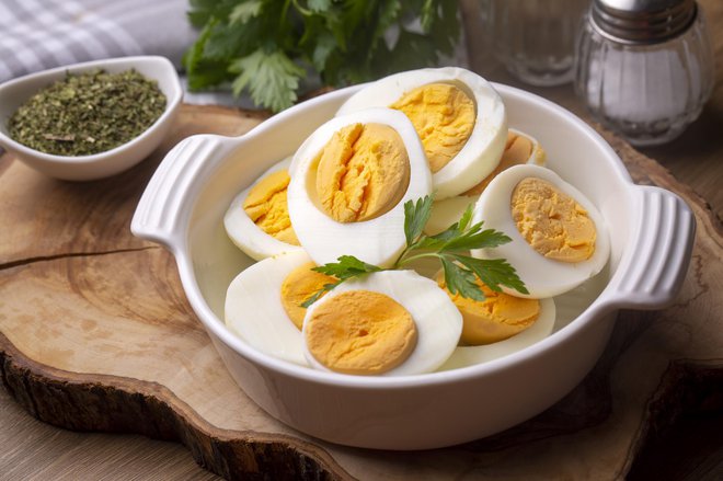 Jajca spadajo med vire vitamina, katerega pomanjkanje se kaže tudi kot raztresenost, malodušje in depresija. FOTO: Esin Deniz/Gettyimages 