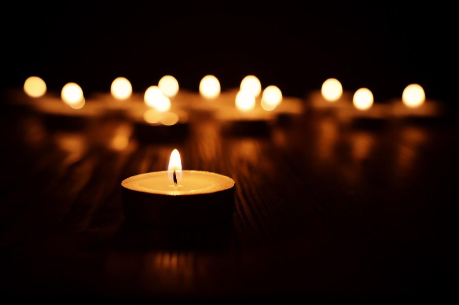 Fotografija: Burning candle over black background FOTO: Tomertu Getty Images/istockphoto