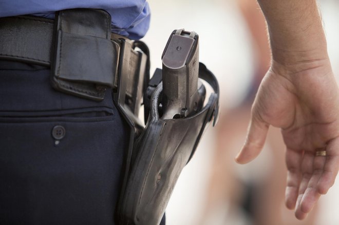 Šele ko je policist izvlekel pištolo, se je umiril. FOTO: Wellphoto/Getty Images