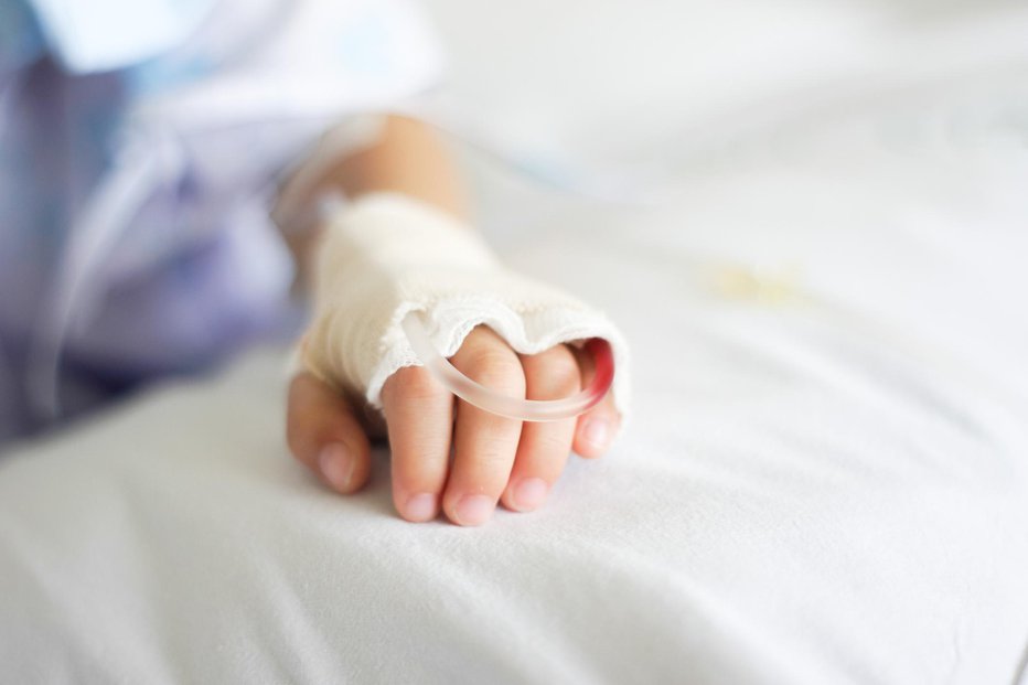 Fotografija: Saline intravenous (iv) drip in a Children's patient hand FOTO: Agfang Getty Images/istockphoto