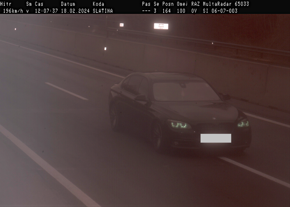 Fotografija: Voznik BMW-ja je vozil kar 196 km/h. FOTO: Policijska uprava Celje