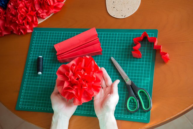 Čudovit in nežen cvet lahko ustvarimo iz krep papirja, robčkov ali serviet. FOTO: _curly_ Getty/Images