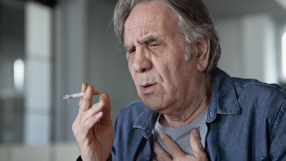Fotografija: Kajenje lahko pozroča kroničnega. FOTO: Sebra/Getty Images
